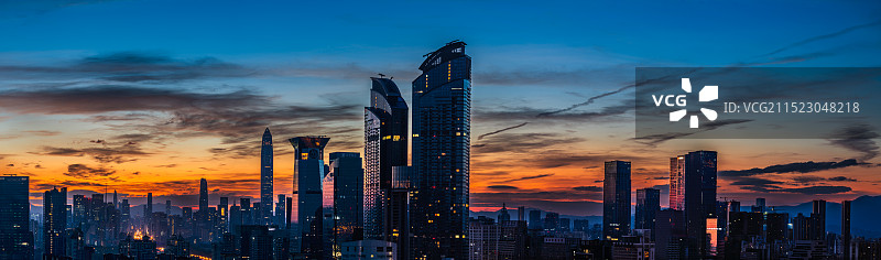 城市风光—朝霞中的深圳中心区平安金融中心-招商银行-东海国际大楼与紫金山—阿特拉斯彗星（12张接片）图片素材