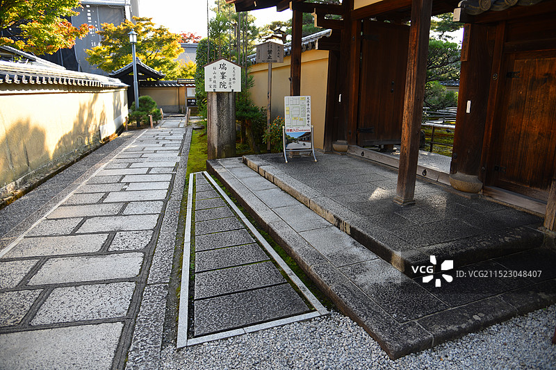 日本京都大德寺的庭院园林景观图片素材