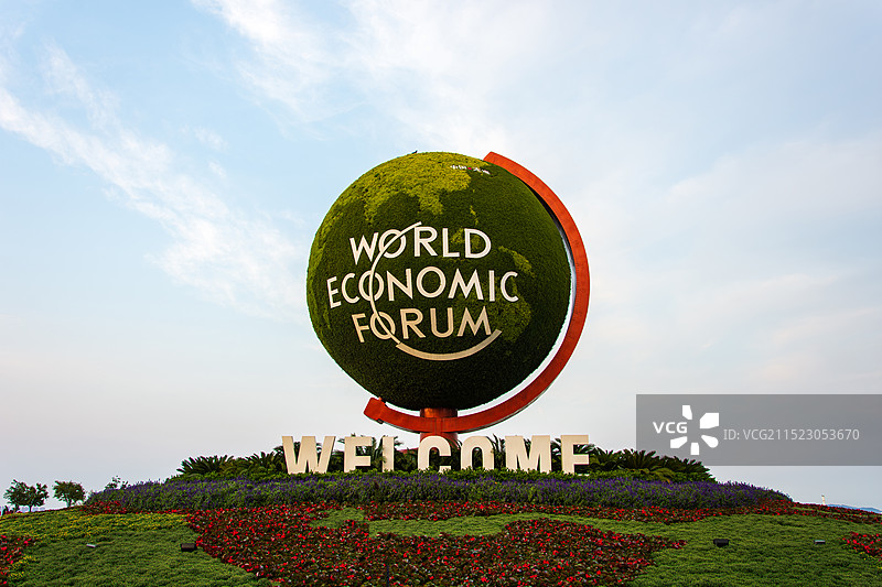 辽宁省大连市东港音乐喷泉广场的主题花坛雕塑（世界经济论坛）图片素材