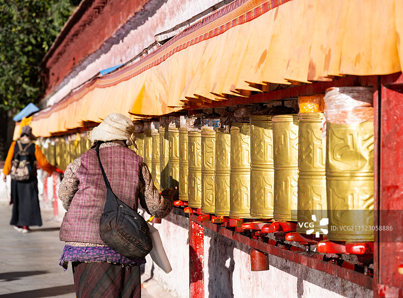 布达拉宫的朝圣者正在转经图片素材