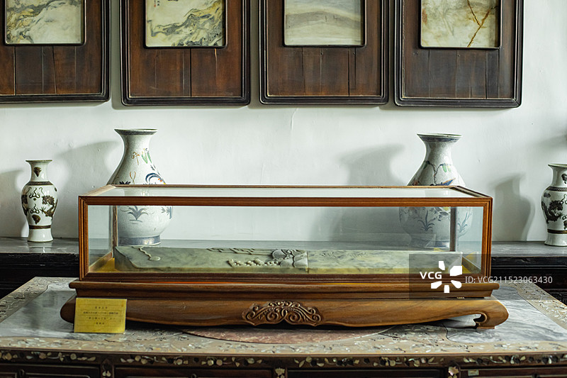 中国山东泰安泰山旅游景区著名景点，宫岱庙东御座乾隆住所里的新疆和田玉温冷玉圭古董，室内无人图像摄影图片素材