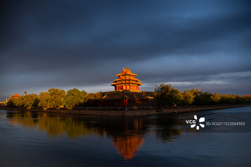 雨后日落前金色的故宫角楼图片素材
