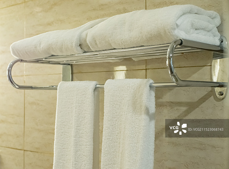 中国房地产城市健康生活拍摄主题，住宅内部环境，厕所里悬挂的洗澡白色毛巾，室内无人图像摄影图片素材