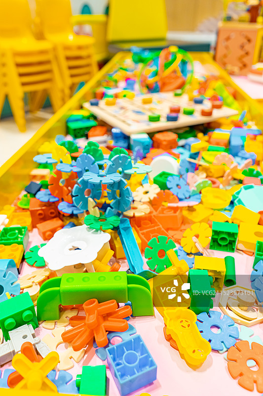 中国儿童手工游戏拍摄主题，高视角俯拍一堆多色的塑料积木，室内无人图像摄影图片素材