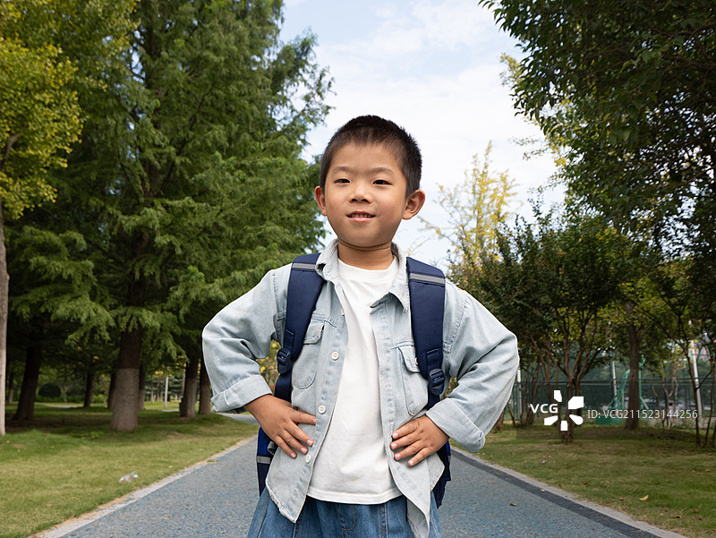小朋友背书包上学图片素材