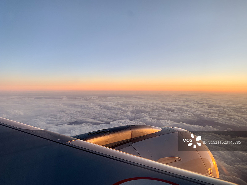 飞机舷窗窗外的日落余晖图片素材