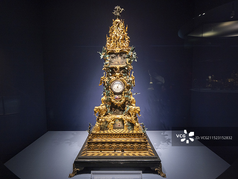 故宫博物馆钟表馆：铜镀金四象驮转花水法钟图片素材