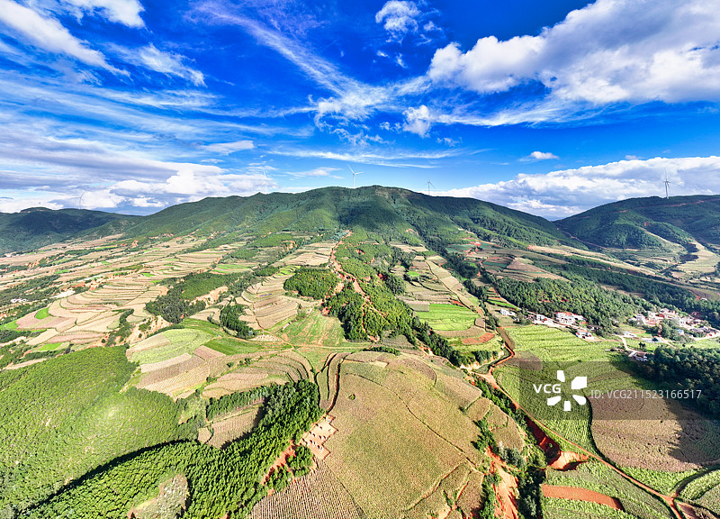 云南省昭通市大关县山顶的新能源风车图片素材