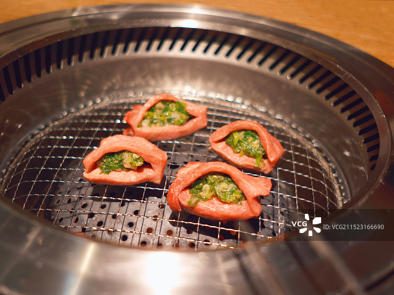 日式烤肉厚切牛舌包葱图片素材