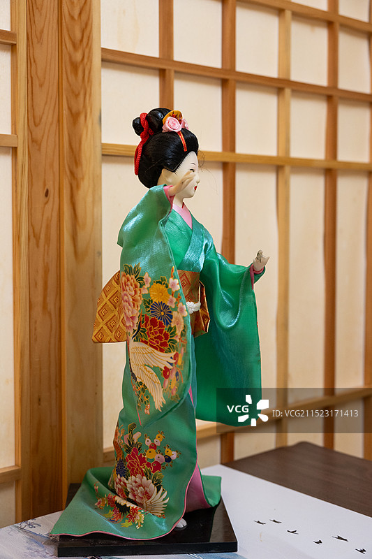 日式穿和服的歌舞伎人偶特写图片素材