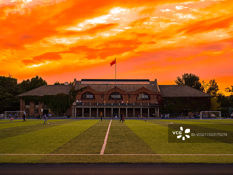 金色傍晚的清华西大操场图片素材
