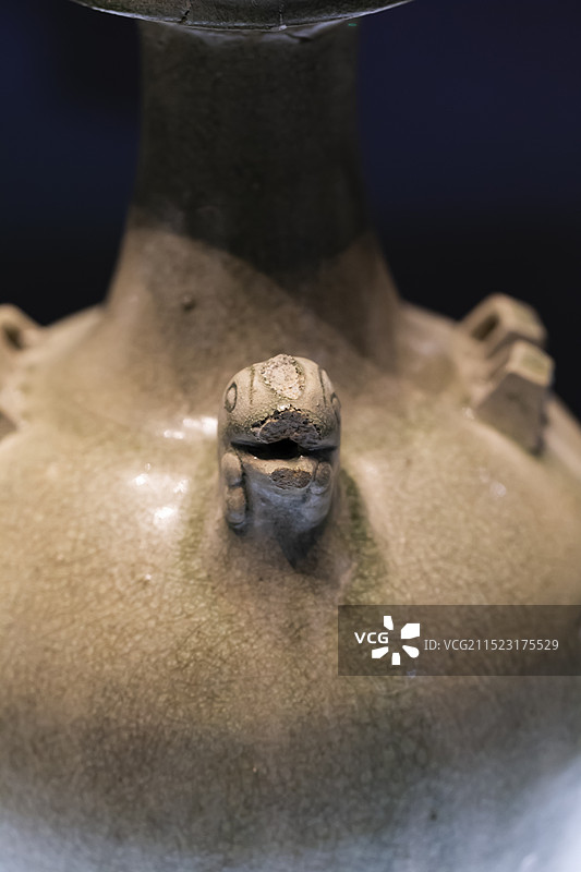 河北博物院 南北朝 青釉龙柄鸡首壶图片素材