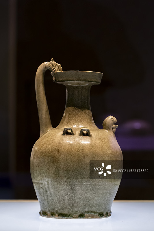 河北博物院 南北朝 青釉龙柄鸡首壶图片素材