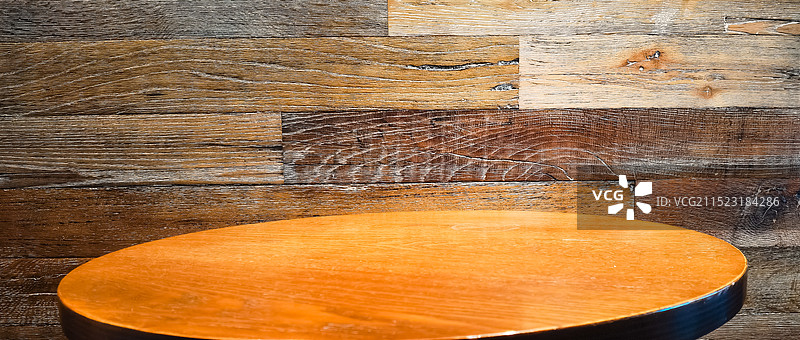 木纹砖墙前的咖啡桌图片素材