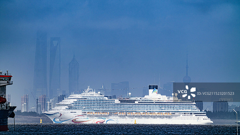 爱达魔都号首航当日航行过上海地标图片素材