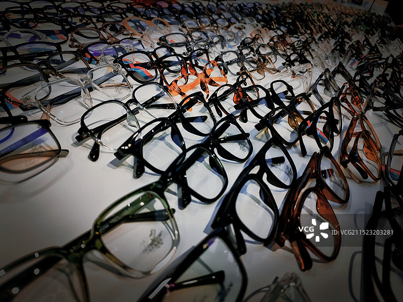 眼镜店镜框的高视角特写镜头：关于青少年近视问题的思考图片素材