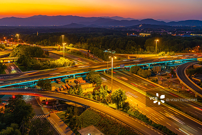 落日余晖万泉河桥（背景佛香阁亮灯）图片素材