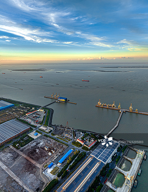 宝钢码头 长江黄金水道 长兴岛 钢铁厂日落晚霞 宝山钢铁厂 工业锈带 上海转型发展 宝武钢铁集团图片素材