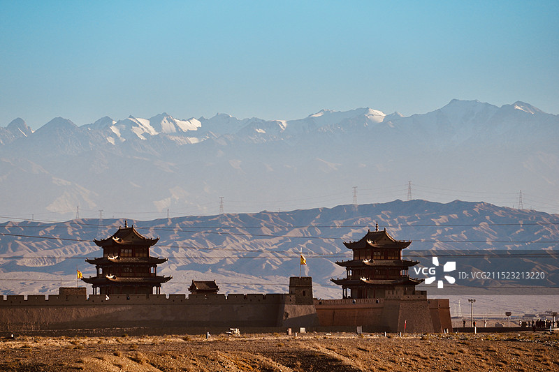 祁连山脚下嘉峪关关城图片素材