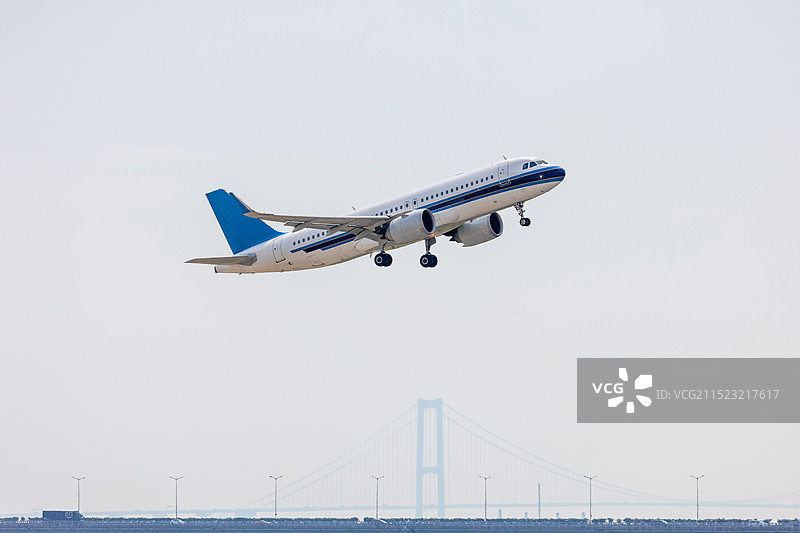 起飞升空中的飞机航班图片素材