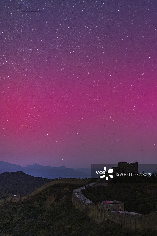 九九重阳节金山岭长城难得一见的极光图片素材