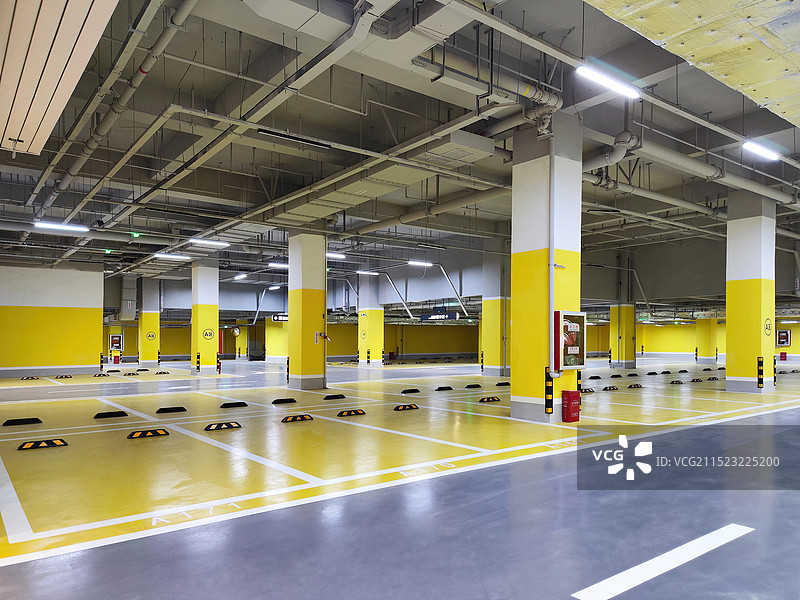 黄白色墙壁地下停车场图片素材