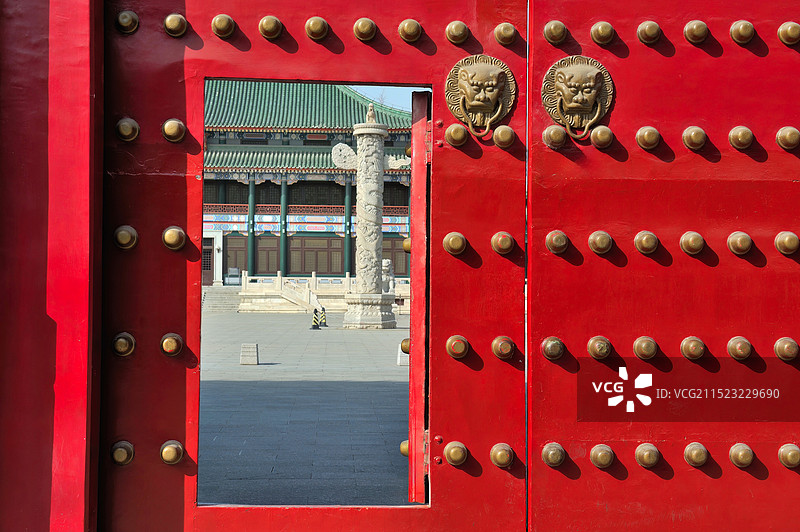 北京北海公园旁边的国家图书馆分馆的朱漆大门图片素材