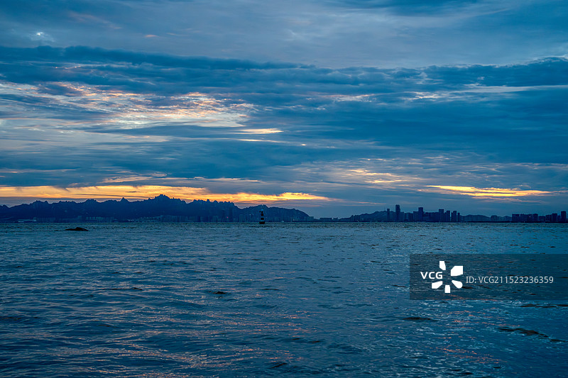 青岛黄岛鱼鸣嘴落日晚霞图片素材