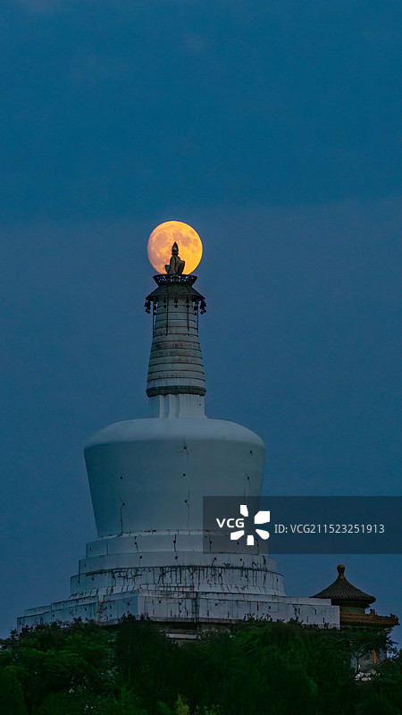 白塔悬月图片素材