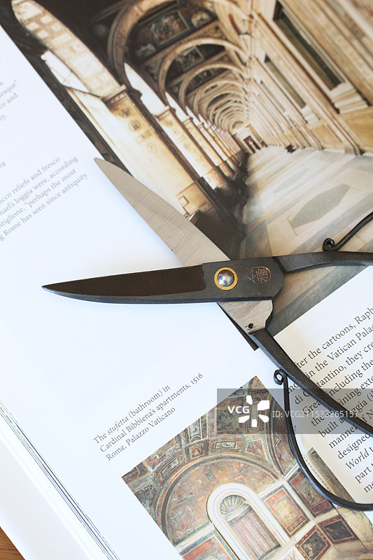 桌子上的文件和剪刀特写镜头图片素材