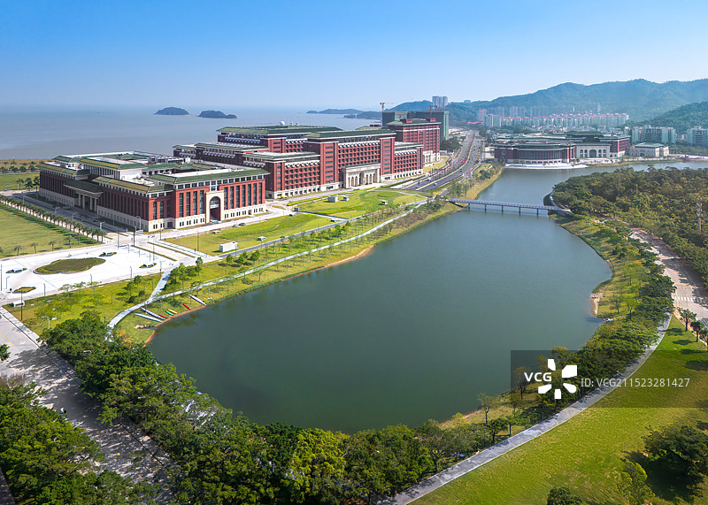 中山大学珠海校区若海湖蓝天航拍全景图片素材