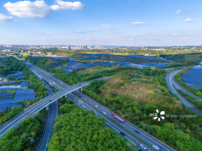高速路旁的光伏发电，广东梅州市五华县光伏发电风光图，乡村振兴，百千万工程图片素材