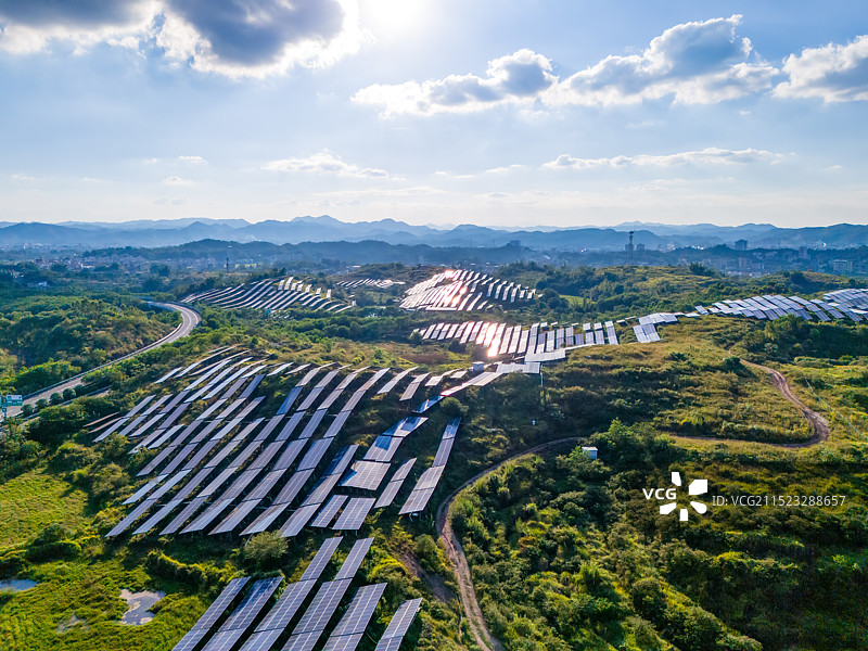 高速路旁的光伏发电，广东梅州市五华县光伏发电风光图，乡村振兴，百千万工程图片素材
