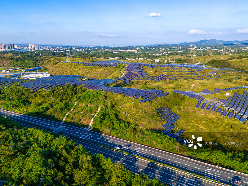 高速路旁的光伏发电，广东梅州市五华县光伏发电风光图，乡村振兴，百千万工程图片素材