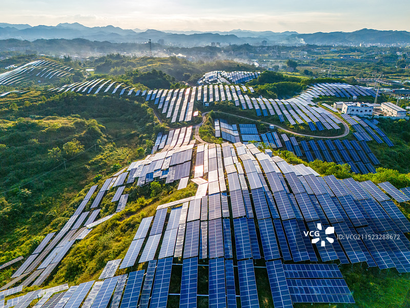 高速路旁的光伏发电，广东梅州市五华县光伏发电风光图，乡村振兴，百千万工程图片素材