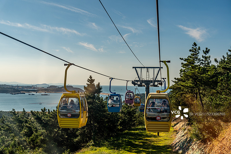 山东威海荣成，国庆假期游客们在摩天岭跨海缆车索道上游览图片素材