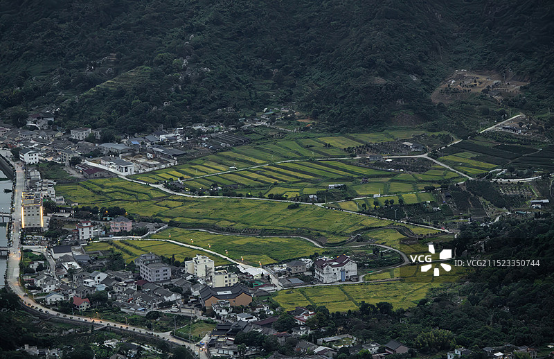 秋天农村里丰收的农田图片素材
