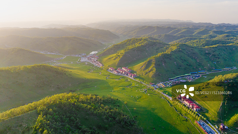 陕西宝鸡关山牧场草原日出图片素材