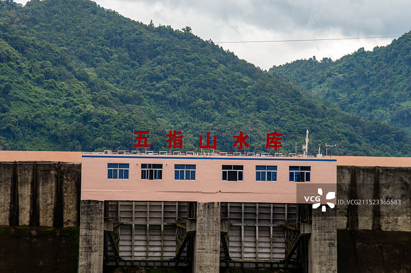 海南五指山市五指山水库图片素材
