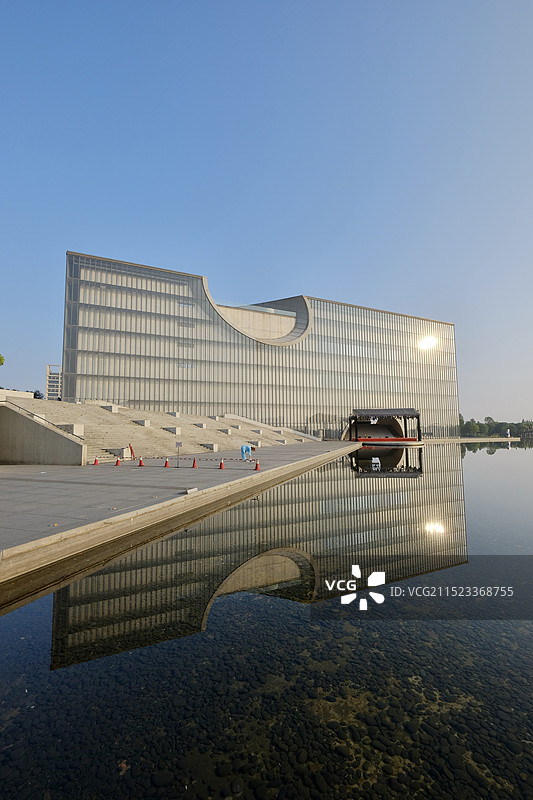 上海嘉定区远香湖畔的保利大剧院外立面水上倒影图片素材