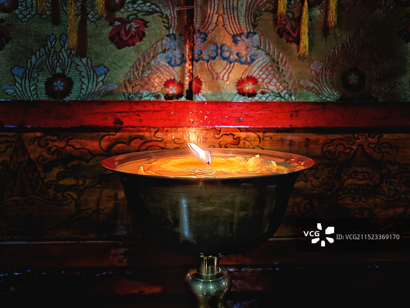 塔尔寺的酥油灯【酥油灯】即使用酥油作为燃烧源的油灯，多见于蒙藏地区，有着悠久的历史。图片素材