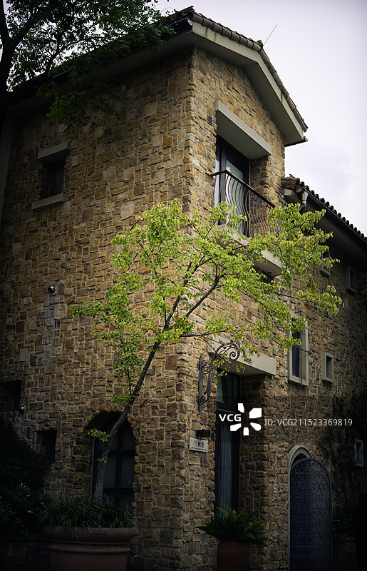 成都市双流区的麓镇，这可以看到纯欧式风格的建筑，外露的石砌块，砖铺的地面等，在国内实在是太少图片素材