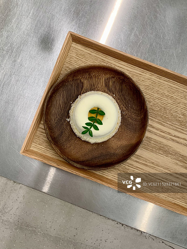 放在木质托盘上的慕斯蛋糕甜品正上方视角图片素材