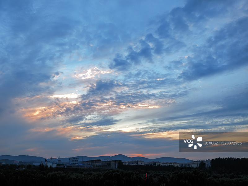 秋天秋分时节，莒县浮来山日落流云图片素材