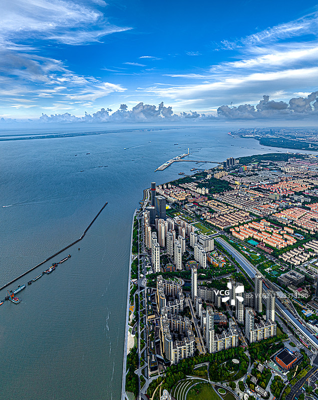 航拍上海宝山滨江 上海长滩 吴淞口码头 长江黄金水道河滨居住社区图片素材