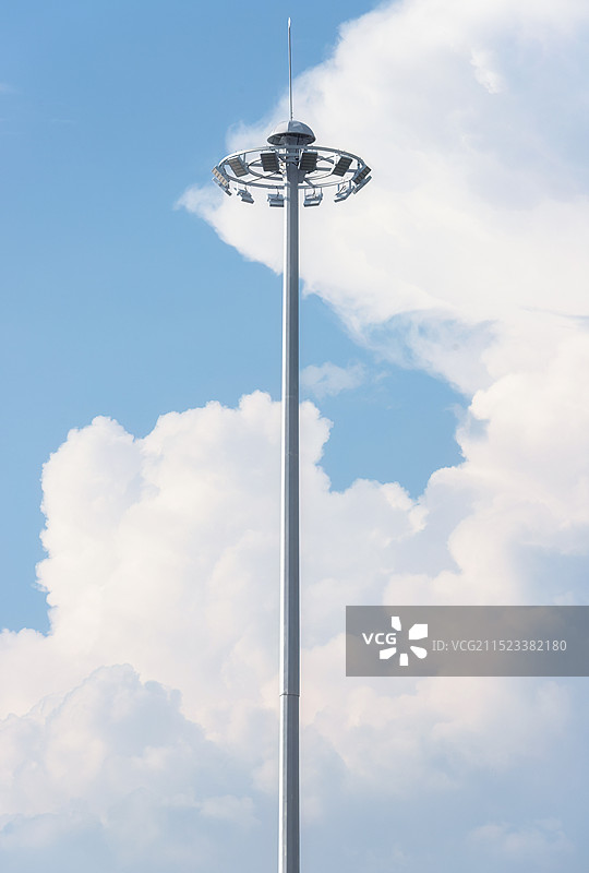 街灯与天空的低角度视图图片素材