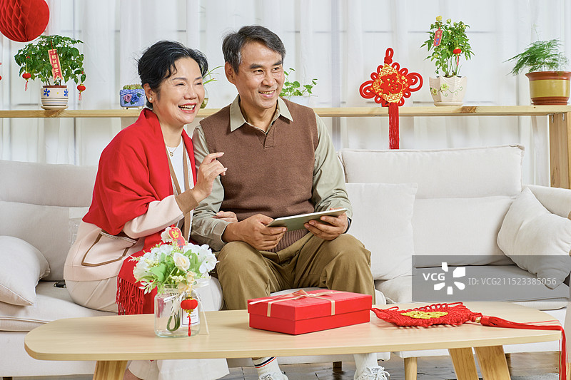 春节里站在镜头前的手拿手机的小女孩图片素材