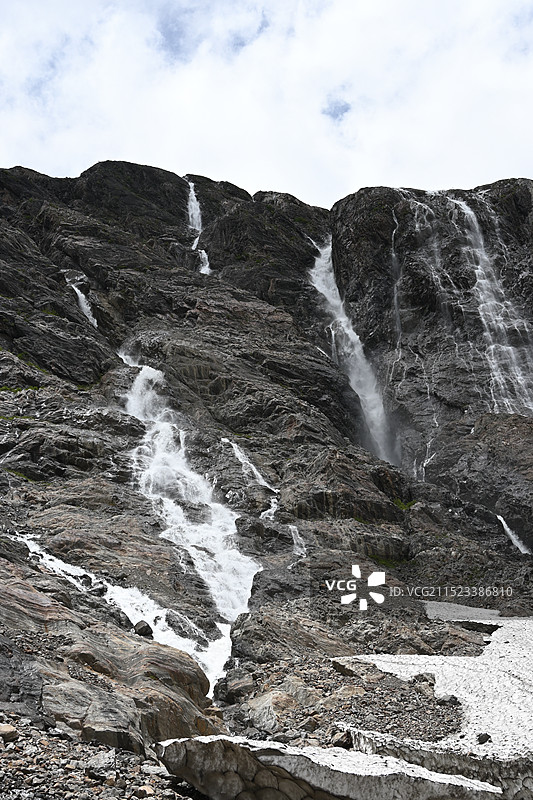 云南省雨崩冰湖线-梅里雪山巴乌八蒙峰-冰雪融水汇聚成的溪流图片素材