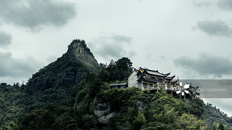 阴天山上的道观图片素材