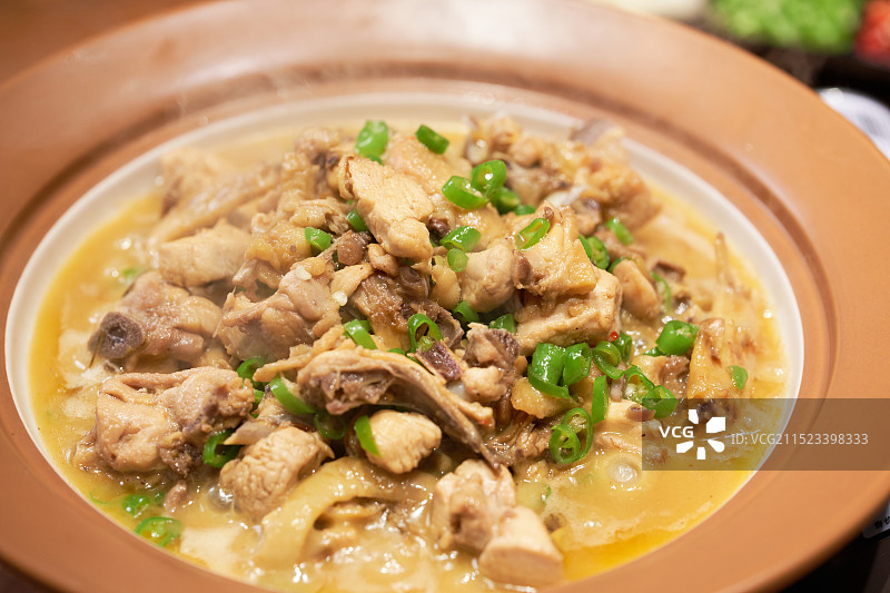 热气腾腾的砂锅鸡图片素材